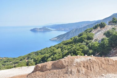Myrtos Beach Kefalonia 'nın manzarası. Aslında turkuaz suları ve beyaz kumları olan büyük bir sahil. Kefalonya Yunanistan