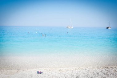 Myrtos Beach Kefalonia 'nın manzarası. Aslında turkuaz suları ve beyaz kumları olan büyük bir sahil. Kefalonya Yunanistan