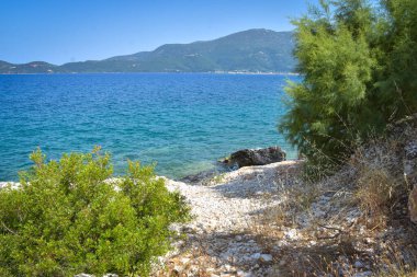 Yunanistan 'ın Kefalonia adasındaki kristal mavi su ve kayalara bak