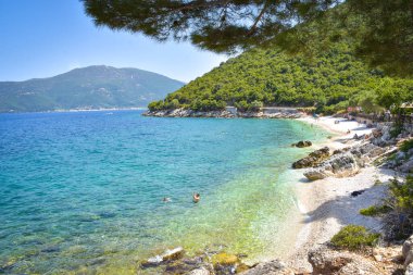 Yunanistan 'ın Kefalonia adasındaki kristal mavi su ve kayalara bak