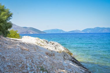 Yunanistan 'ın Kefalonia adasındaki kristal mavi su ve kayalara bak