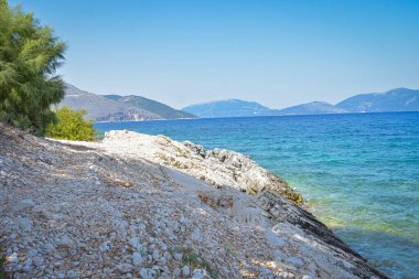 Yunanistan 'ın Kefalonia adasındaki kristal mavi su ve kayalara bak