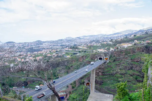 Portekiz 'in Madeira Adası' ndaki Funchal şehrinin merkezindeki yol manzarası