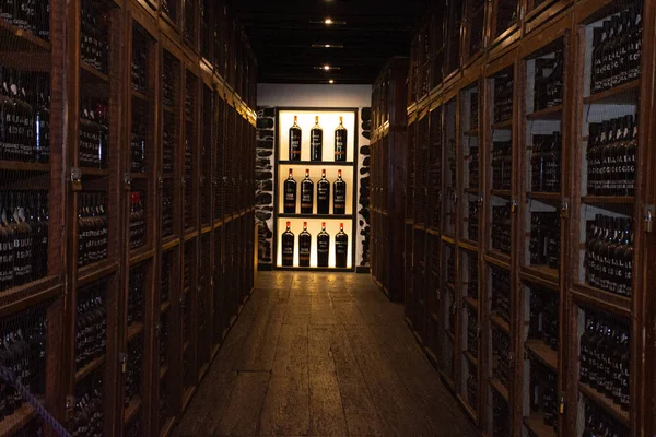 Weinkeller Interieur Mit Weinflaschen Regalen Hintereinander Stadt Funchal Auf Madeira Stockfoto