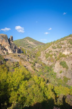 Makedonya 'nın Probistip kenti yakınlarındaki uzak dağlardaki vadiye manzara
