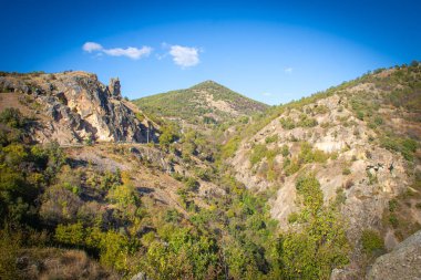 Makedonya 'nın Probistip kenti yakınlarındaki uzak dağlardaki vadiye manzara