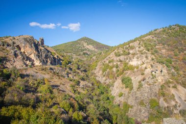 Makedonya 'nın Probistip kenti yakınlarındaki uzak dağlardaki vadiye manzara