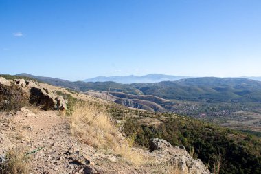 Makedonya 'nın Probistip kenti yakınlarındaki uzak dağlardaki vadiye manzara