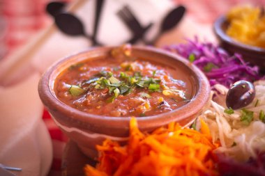 Makedonya 'da geleneksel taze sebze salatası ve soslu Makedonya yemekleri