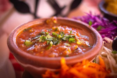 Makedonya 'da geleneksel taze sebze salatası ve soslu Makedonya yemekleri