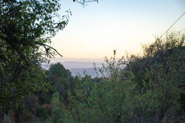 Makedonya 'nın Lesnovo Manastırı yakınlarındaki dağlardaki vadinin üzerinde gün batımı