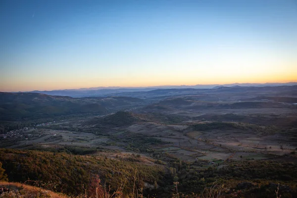 Makedonya 'nın Lesnovo Manastırı yakınlarındaki dağlardaki vadinin üzerinde gün batımı