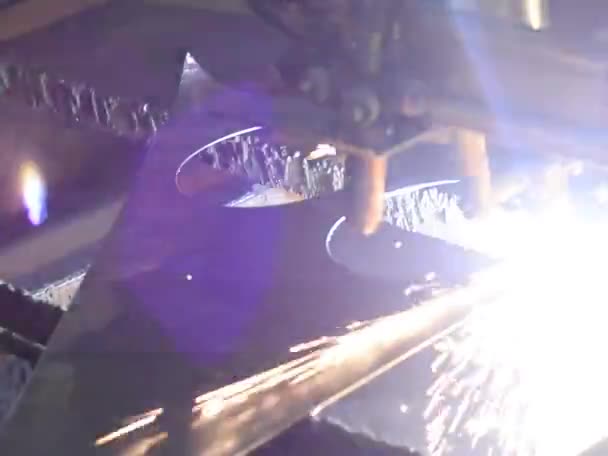 Lasermetall Schneiden Cnc Maschine Funkenflug Der Industriehalle Bei Kocani Mazedonien — Stockvideo