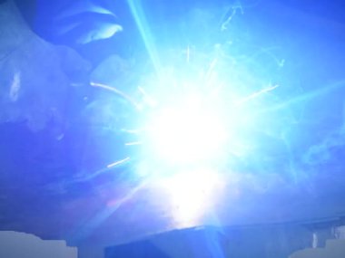 İşçi, kaynakçı, iş kıyafetleri, inşaat eldivenleri ve bir kaynak maskesiyle kaynak makinesi, Kocani Makedonya yakınlarındaki atölye çalışmasında kullanılıyor.