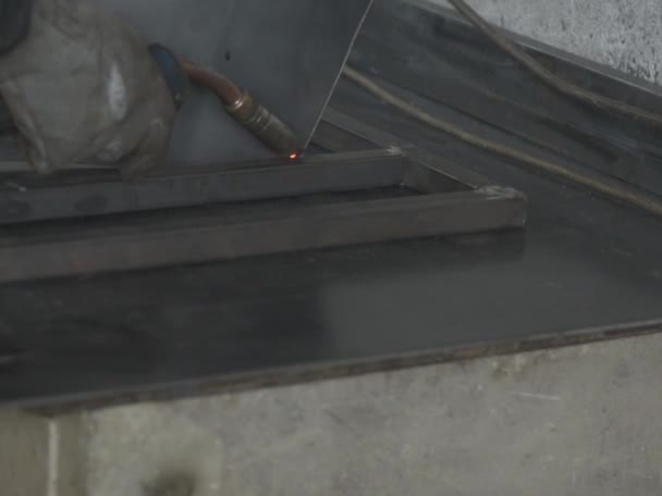 労働者 作業服 建設手袋 溶接マスクは 溶接機金属製品テーブルで溶接され マケドニアの近くのワークショップ — ストック動画