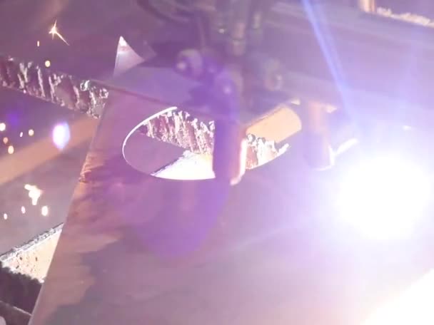 Машина Лазерного Різання Металу Чпу Фундамент Літаючих Пожежних Іскр Промисловій — стокове відео