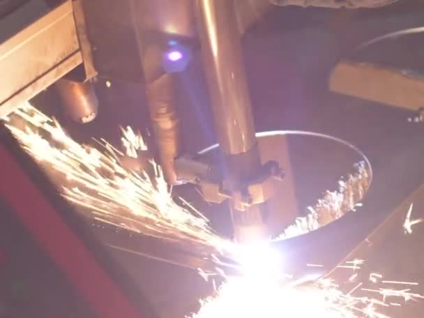 Laserový Stroj Řezání Metalu Fly Oheň Jiskří Pozadí Průmyslové Dílně — Stock video