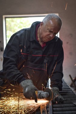 Lazer metal, cnc makinesini kesti. Makedonya 'nın Kocani kenti yakınlarındaki sanayi atölyesinde yangın çıktı
