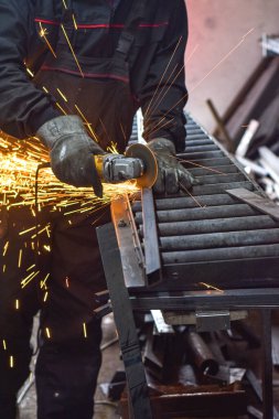 Lazer metal, cnc makinesini kesti. Makedonya 'nın Kocani kenti yakınlarındaki sanayi atölyesinde yangın çıktı