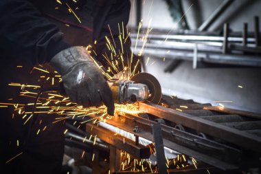 Lazer metal, cnc makinesini kesti. Makedonya 'nın Kocani kenti yakınlarındaki sanayi atölyesinde yangın çıktı