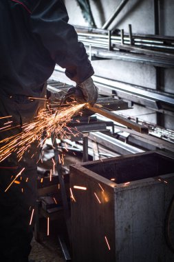 Lazer metal, cnc makinesini kesti. Makedonya 'nın Kocani kenti yakınlarındaki sanayi atölyesinde yangın çıktı