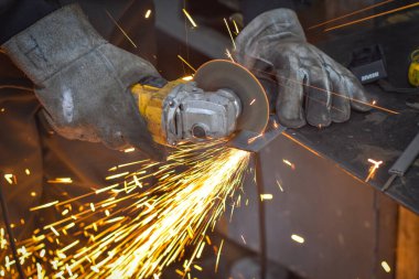 Lazer metal, cnc makinesini kesti. Makedonya 'nın Kocani kenti yakınlarındaki sanayi atölyesinde yangın çıktı