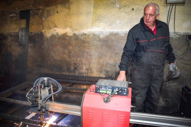 Lazer metal, cnc makinesini kesti. Makedonya 'nın Kocani kenti yakınlarındaki sanayi atölyesinde yangın çıktı