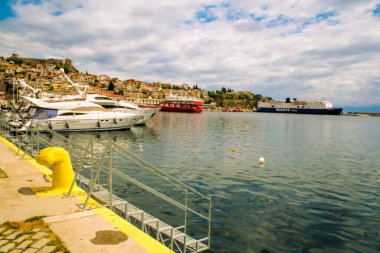 Yunanistan 'ın Kavala limanındaki balıkçı teknelerinin manzarası. Tekneler ve yatlar için rıhtım.