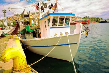 Yunanistan, Kavala 'da bir marinaya demirlemiş yelkenli ve balıkçı tekneleri