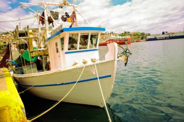 Yunanistan, Kavala 'da bir marinaya demirlemiş yelkenli ve balıkçı tekneleri