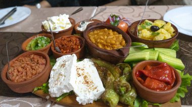 Biber, beyaz peynir, sos, geleneksel yemek karışık salata Berovo, 