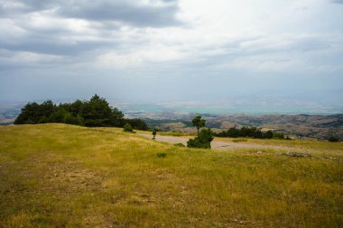 Dağlardan vadiye ve güneydoğudan doğuya merkez ufukta Stip şehri görünüyor. Makedonya Stip  