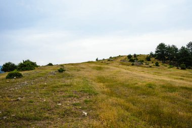 Dağlardan vadiye ve güneydoğudan doğuya merkez ufukta Stip şehri görünüyor. Makedonya Stip  