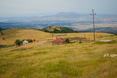 Dağlardan vadiye ve güneydoğudan doğuya merkez ufukta Stip şehri görünüyor. Makedonya Stip  