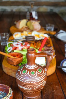 Lezzetli bir kahvaltı. Kızarmış yumurta, salata ve tost. Sığ alan derinliği