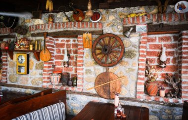 Makedonya 'nın Vevcani kentinde fontan açık hava tarzı bir restoran ile taştan iç ve avlu