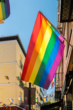 Madrid sokaklarında LGBT gay gurur bayrağı, LGTB