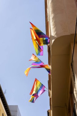 Madrid 'in mavi gökyüzünde renkli gay gururu bayrakları. LGTB