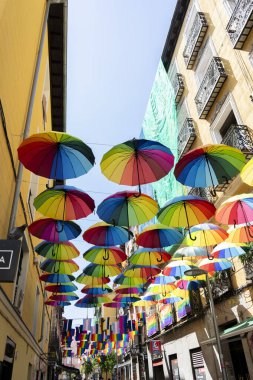 Madrid, İspanya sokaklarında gey gururu bayraklarıyla süslenmiş renkli şemsiyeler. LGTB