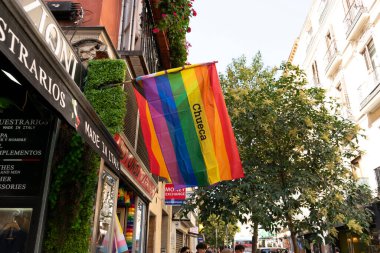 LGBT gay gururlu gökkuşağı bayrağı Madrid sokaklarında, LGTB