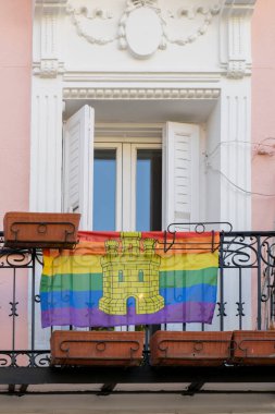 Balkonda LGBT topluluğunun bayrağı. LGTB