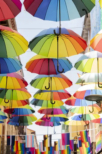 Madrid, İspanya ve LGTB sokaklarında eşcinsel gururlu şemsiyeler