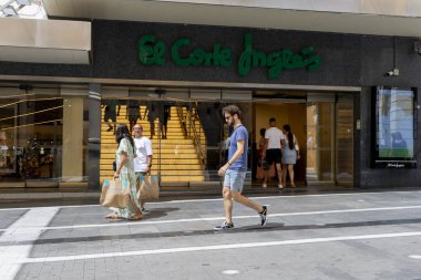 Madrid, İspanya, 19 Temmuz 2024: Madrid Metro caddelerindeki El Corte Ingles alışveriş merkezine girip çıkan insanlar