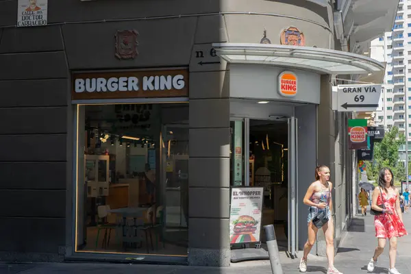 Madrid, İspanya, 19 Temmuz 2024: İspanya Granvia Caddesi 'ndeki Burguer King fast food restoranına giren çıkan insanlar