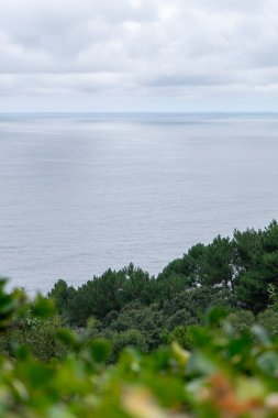 Dağın tepesinden deniz manzarası, yaz manzarası