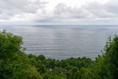Yazın dağın tepesinden deniz manzarası.