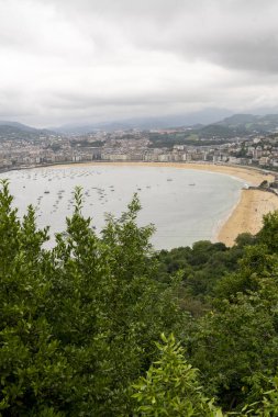 İspanya 'nın Bask Bölgesi' ndeki La Concha plajı. Gün batımında.