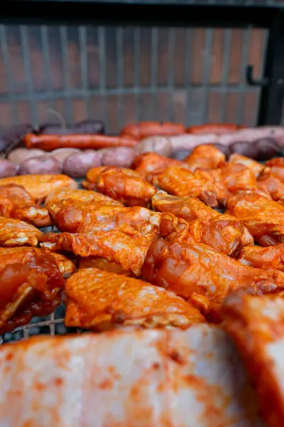 Izgara tavuk kanadı ve ızgarada sosis. Seçici odak.