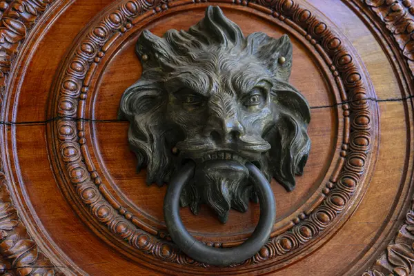 Kapı tokmağı ahşap bir kapıda aslan şeklinde.