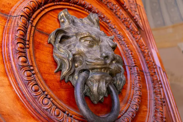 Tahta kapıdaki aslan şeklinde kapı tokmağı.